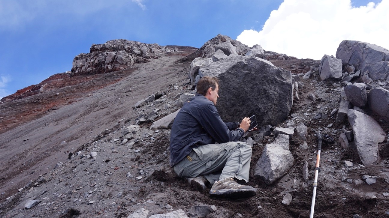 Instalación de estaciones de infrasonido en el volcán Tungurahua
